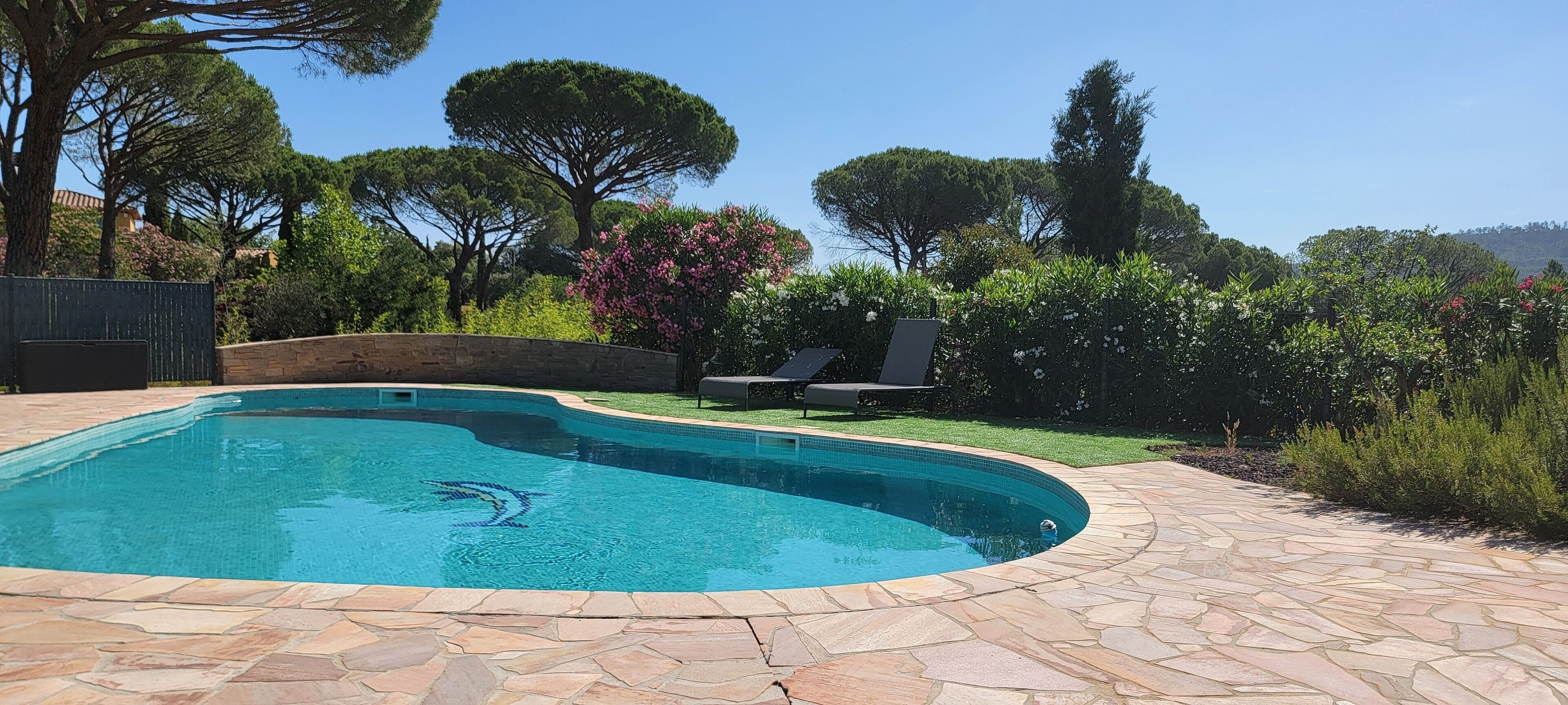 Piscine extérieure (ouverte en saison), parasols de plage