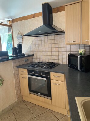 冰箱、微波炉、烤箱、炉灶