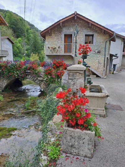 Gite du Pressoir by the stream in Cerdon