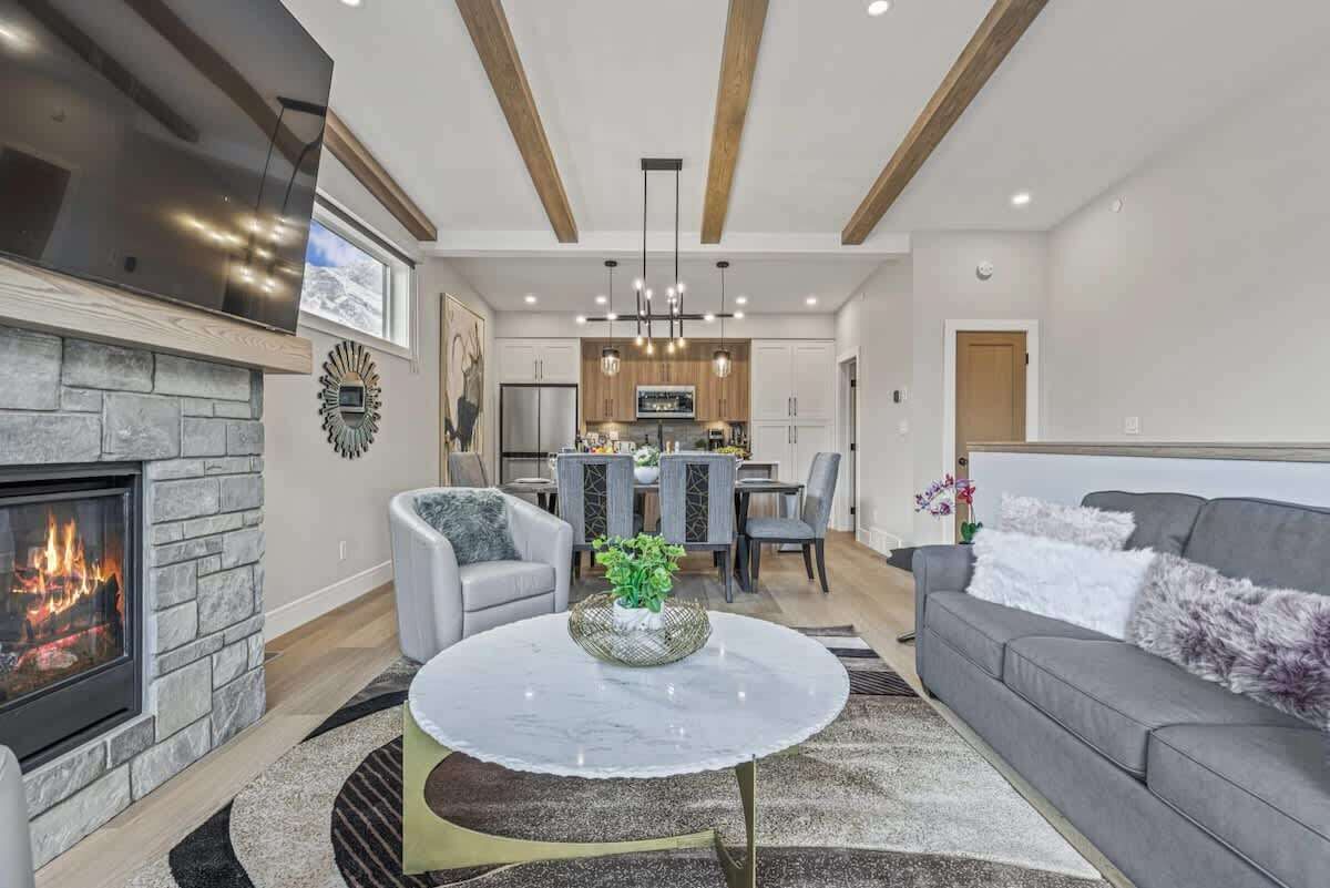 Televisión, chimenea y estéreo 