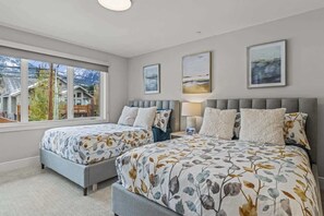 5 slaapkamers, een bureau, een strijkplank/strijkijzer, reisbedje