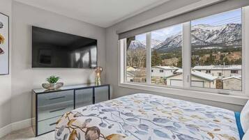 5 habitaciones, escritorio y tabla de planchar con plancha