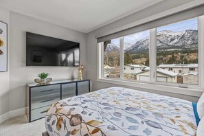 5 bedrooms, desk, iron/ironing board, travel crib