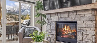 BRAND NEW|Hofburg by SSR|TopView|Luxury|PRIVATE HOT TUB|4BR plus Den