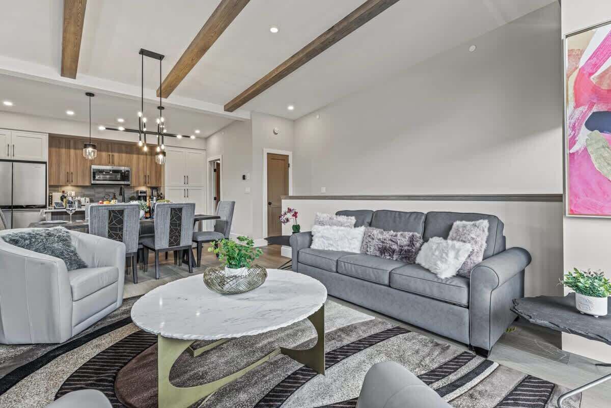 Televisión, chimenea y estéreo 