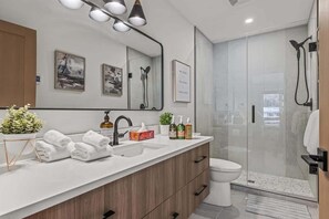 Bathtub, hair dryer, towels, shampoo - BRAND NEW|Hofburg by SSR|TopView|Luxury|PRIVATE HOT TUB|4BR plus Den ( BL# RES-11683 ) (Canmore)