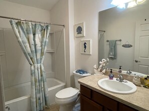 Combined shower/bathtub, towels - Pet-Friendly Retreat near Brownwood Paddock Square in The Villages. (The Villages)