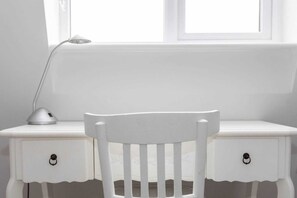 Basic Apartment, 1 Double Bed | Bathroom | Towels, soap, shampoo, toilet paper - Homely 1 Bedroom Apartment in Fulham! (London)