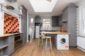 Departamento básico, 1 cama matrimonial | Cocina privada | Microondas, horno, parrilla de estufa y tetera eléctrica 