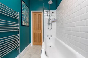 Departamento básico, 1 cama matrimonial | Baño | Toallas, jabón, shampoo, papel de baño 