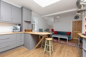 Departamento básico, 1 cama matrimonial | Sala de estar