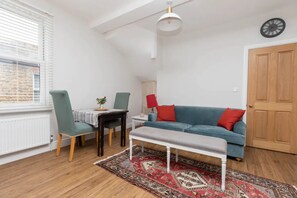 Basic Apartment, 1 Double Bed | Living area - Homely 1 Bedroom Apartment in Fulham! (London)