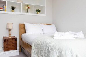 Departamento básico, 1 cama matrimonial | 1 habitación y ropa de cama 