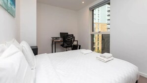 Basic Apartment, 1 King Bed - Modern 1 Bedroom Apartment With Balcony in Surrey Quays (London)