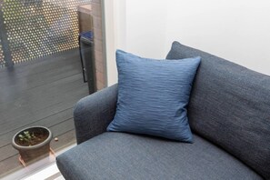 Basic Apartment, 1 King Bed | Living room