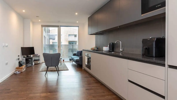 Basic Apartment, 1 King Bed | Private kitchen - Modern 1 Bedroom Apartment With Balcony in Surrey Quays (London)