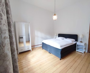 3 Schlafzimmer, Reisekinderbett, kostenloses WLAN, Bettwäsche