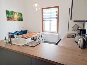 Fridge, oven, stovetop, dishwasher