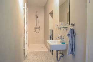 Douche, sèche-cheveux, serviettes fournies, savon