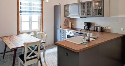 Renovated historic apartment - bright and spacious