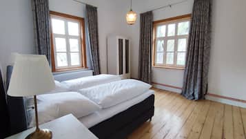 3 bedrooms, travel crib, free WiFi, bed sheets