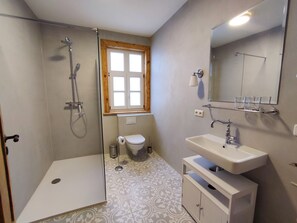 Doccia, asciugacapelli, asciugamani, sapone