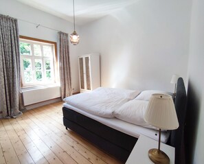 3 bedrooms, travel crib, free WiFi, bed sheets