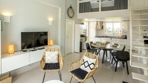 Un apartamento moderno con comedor, cocina y sala de estar.