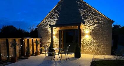 Luxury Lodge @ Ewen Barn - private 5* retreat