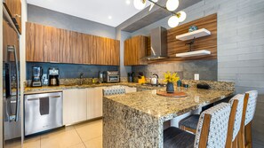 Refrigerador con congelador, microondas, horno y parrilla de estufa