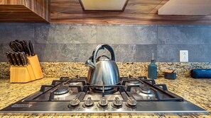 Refrigerador con congelador, microondas, horno y parrilla de estufa 