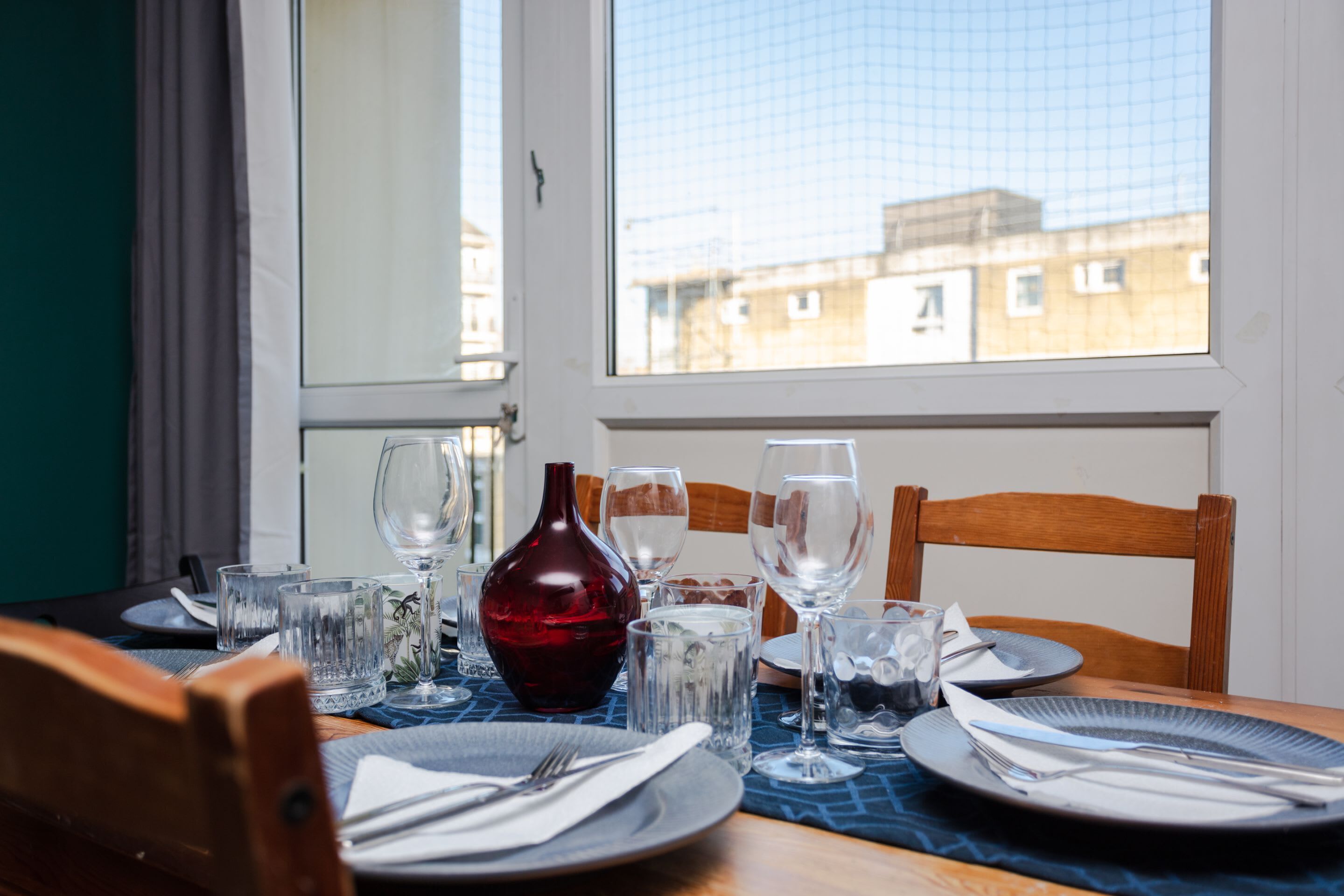 เบสิกอพาร์ทเมนท์, หลายเตียง | ร้านอาหาร