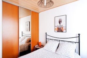 2 slaapkamers, een strijkplank/strijkijzer, gratis wifi, beddengoed