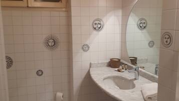 Dusche, Haartrockner, Handtücher