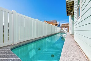 A heated pool - Hakuna Matata is a beautiful modern home located in the popular El Pescador subd (Port Aransas)