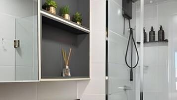 Superior Apartment | Bathroom