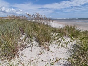 Beach nearby, sun-loungers, beach towels - 3 Bed/3 Bath Remodeled End Unit & 5 min to Beach! Pet Friendly!! (Pawleys Island)