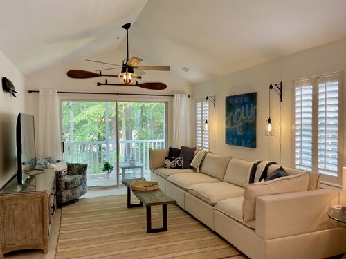 3 Bed/3 Bath Remodeled End Unit & 5 min to Beach! Pet Friendly!!