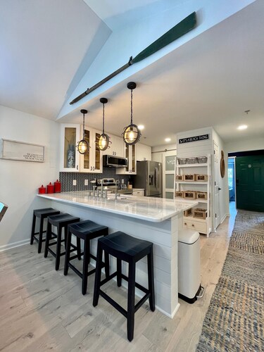 3 Bed/3 Bath Remodeled End Unit & 5 min to Beach! Pet Friendly!!