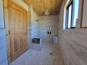 Spa - Private Retreat with Pond, Pool and Hot Tub (Boyd)
