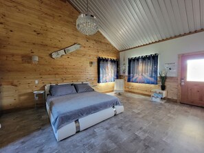 7 chambres, bureau, fer et planche à repasser, lit de bébé portatif