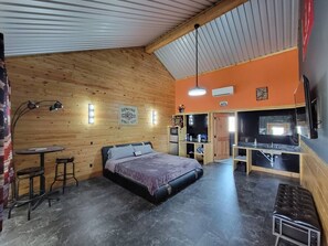 7 bedrooms, desk, iron/ironing board, travel crib - Private Retreat with Pond, Pool and Hot Tub (Boyd)
