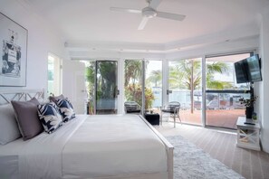 5 chambres, bureau, fer et planche à repasser, lit parapluie