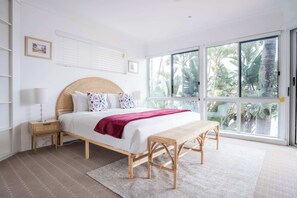 5 chambres, bureau, fer et planche à repasser, lit parapluie