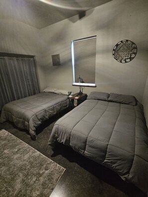 3 bedrooms, bed sheets, wheelchair access - Hunters Paradise Cabin (Terril)