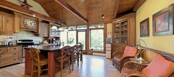 The Sheds: Victorian Farmhouse 8BR Ski-In Ski-Out Chalet - Mansfield Ski club