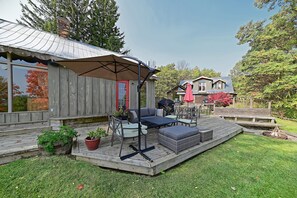 Terrace/patio - The Sheds: Victorian Farmhouse 8BR Ski-In Ski-Out Chalet - Mansfield Ski club (Mulmur)