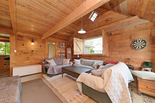 Smart-TV, Kamin, DVD-Player, Bücher