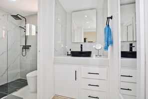Combined shower/bathtub, towels