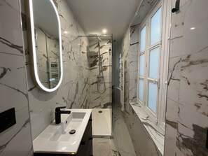 Regadera, secadora de cabello, toallas, jabón 